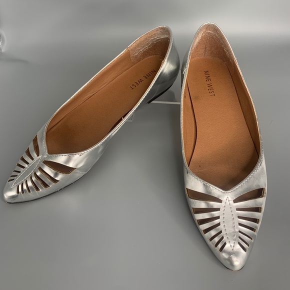 Nine West Silver Laser Cutout Flats Taupazl 1 Size 6 Gently Worn - Picture 4 of 9